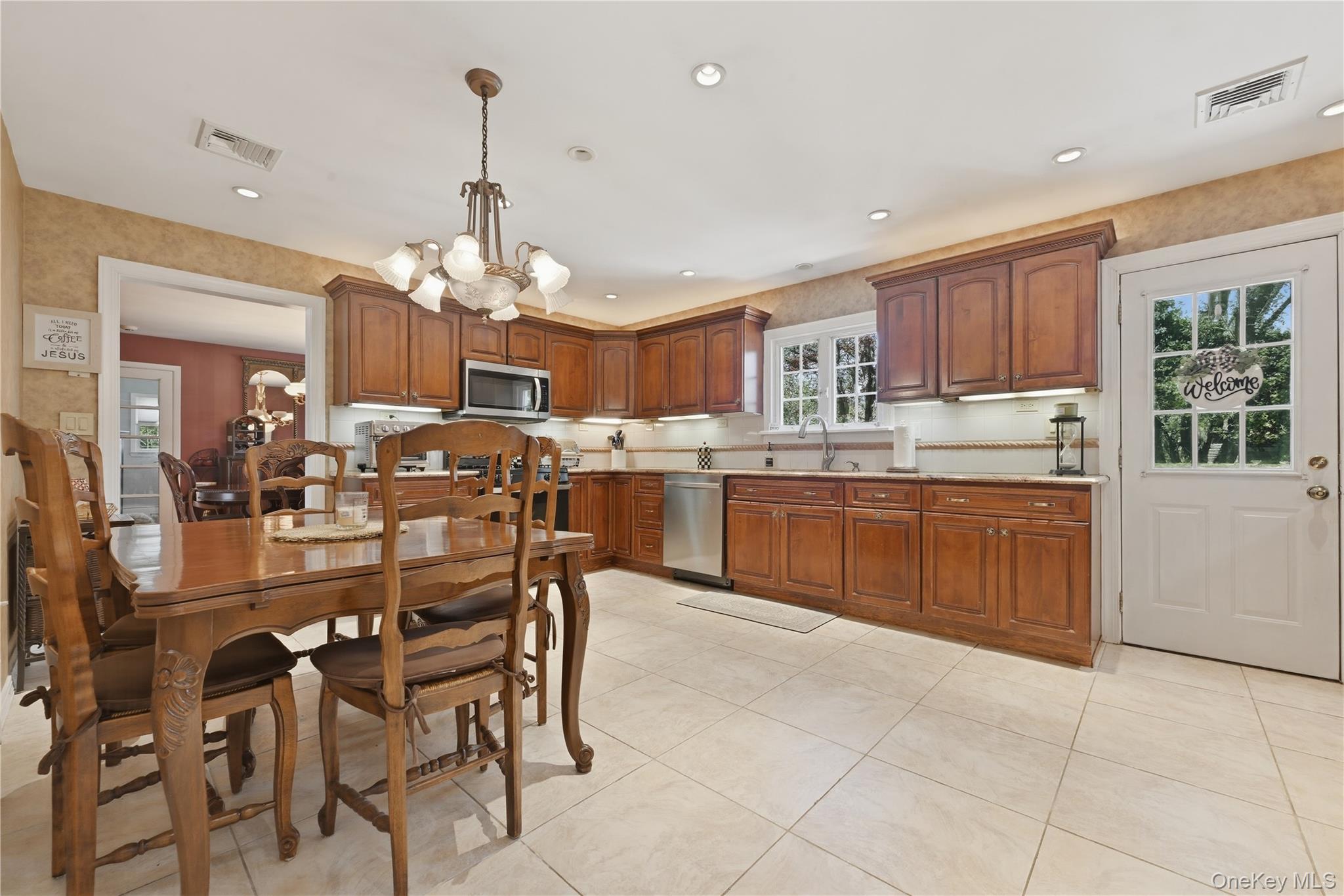 11 Rumson Road Massapequa, NY 11758 - Photo 12 of 31