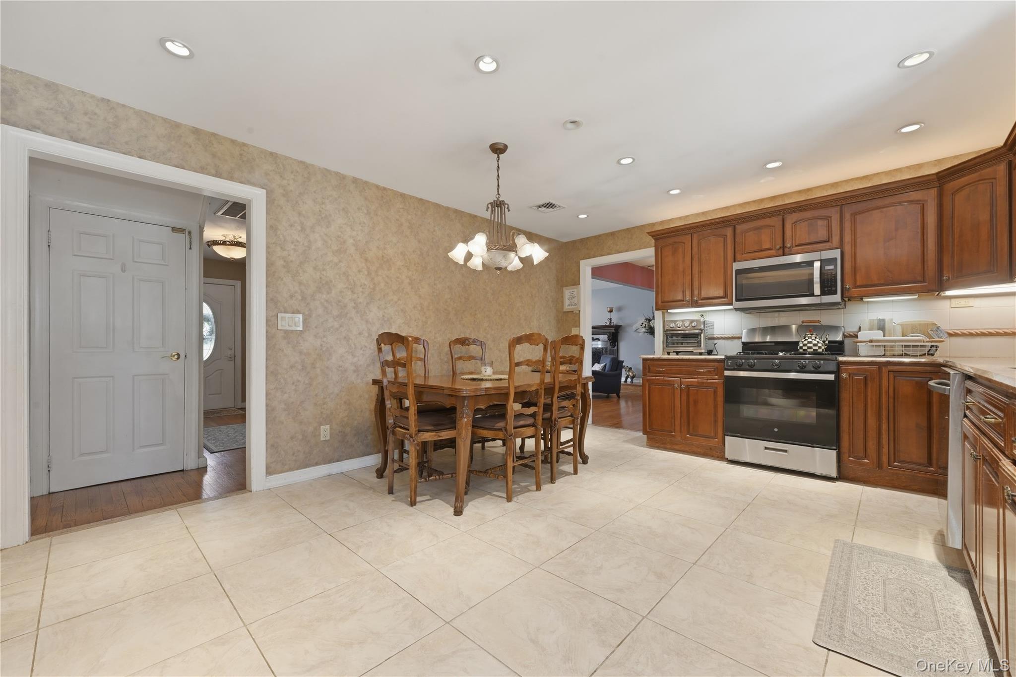 11 Rumson Road Massapequa, NY 11758 - Photo 13 of 31
