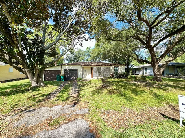 a view of a yard in front of house