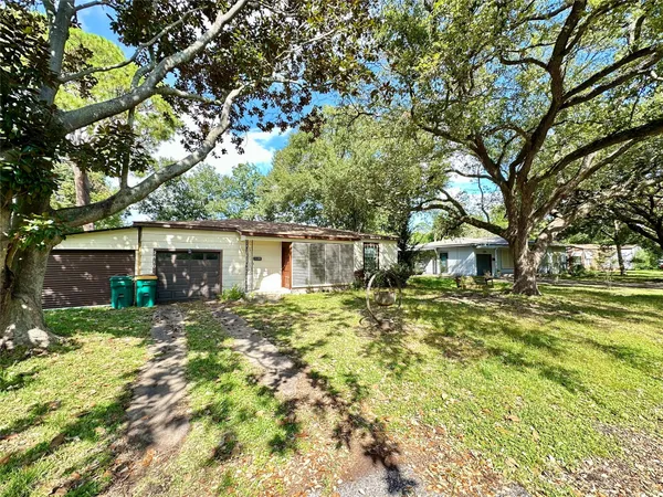 a view of a yard in front of house