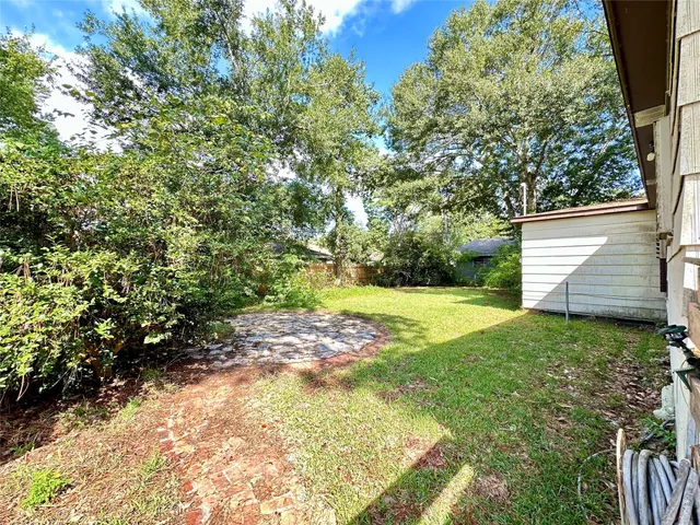 a view of a backyard