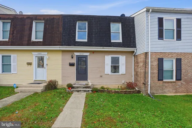 a brick house that has a lots of windows in it