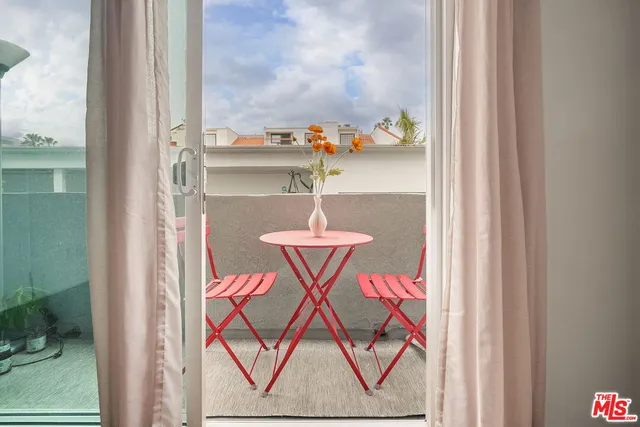 $3,495 | 834 6th Street, Unit 202, Santa Monica, CA 90403