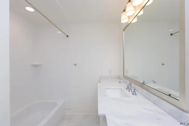 $949,900 | 4843 Sweetbriar Street, Baton Rouge, LA 70808