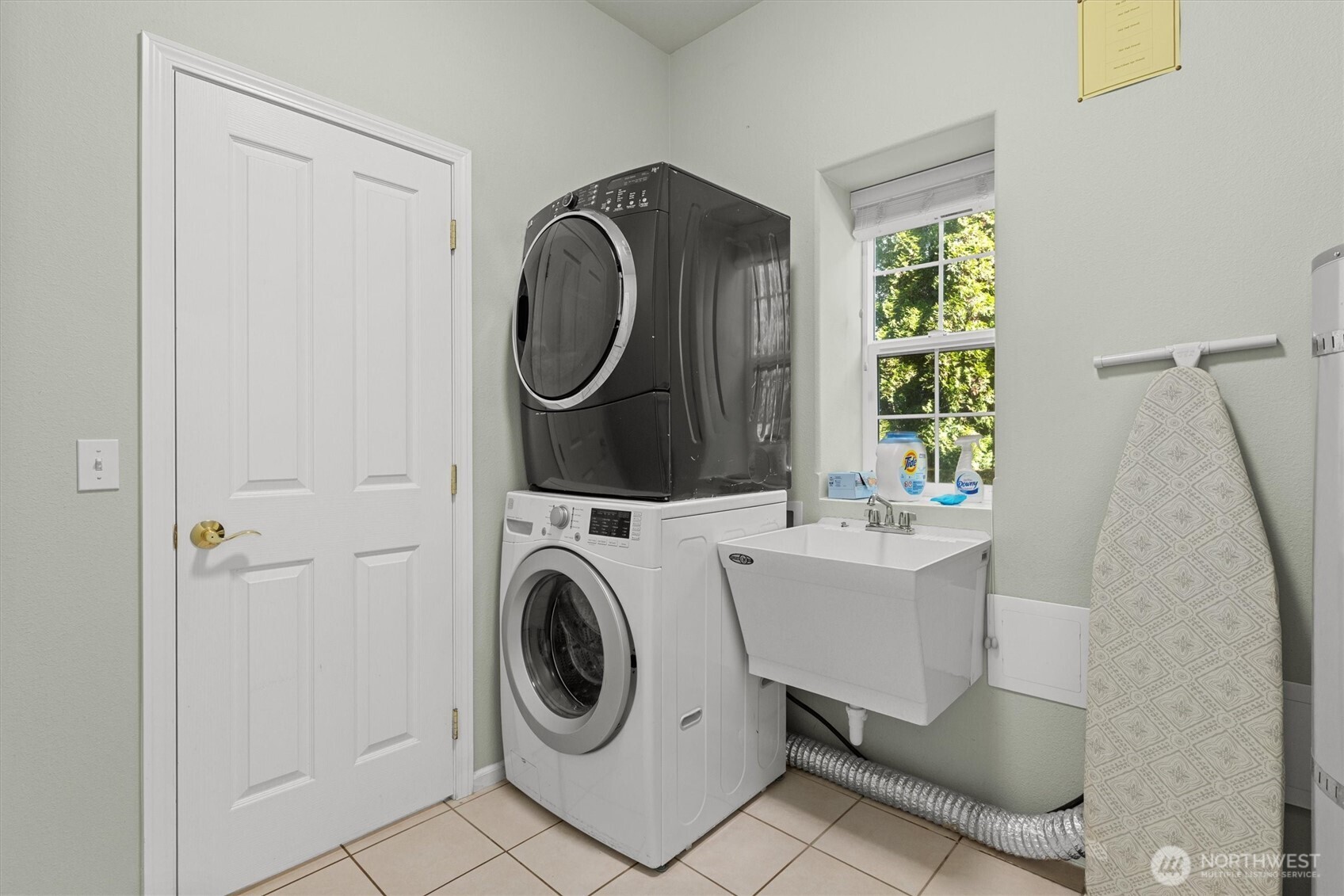481 Maple Grove Road Port Angeles, WA 98363 - Photo 26 of 40 a utility room with dryer and washer
