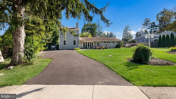 a view of a house with a yard