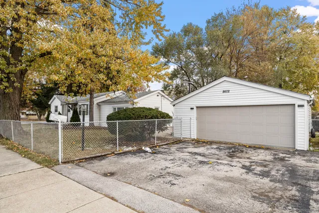 $329,000 | 8602 South Oak Park Avenue, Burbank, IL 60459