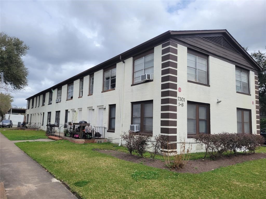 7301 Capitol Street, Unit 6 Houston, TX 77011 - Photo 2 of 7 a front view of a house with a yard