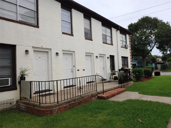 a view of a house with backyard and porch