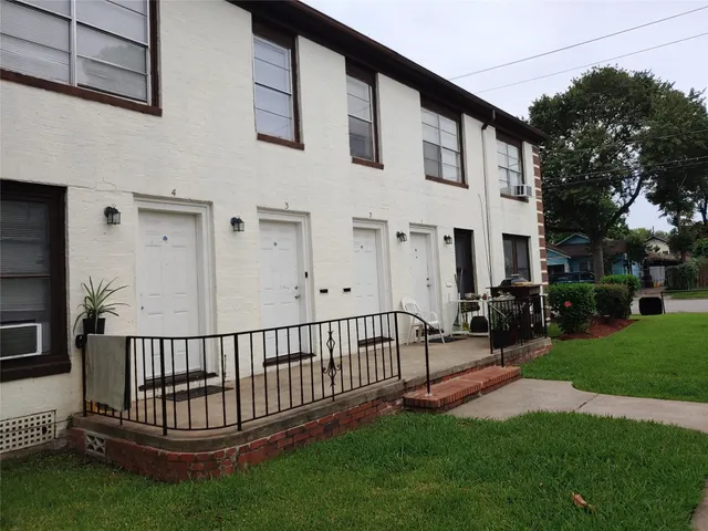 a view of a house with backyard and porch