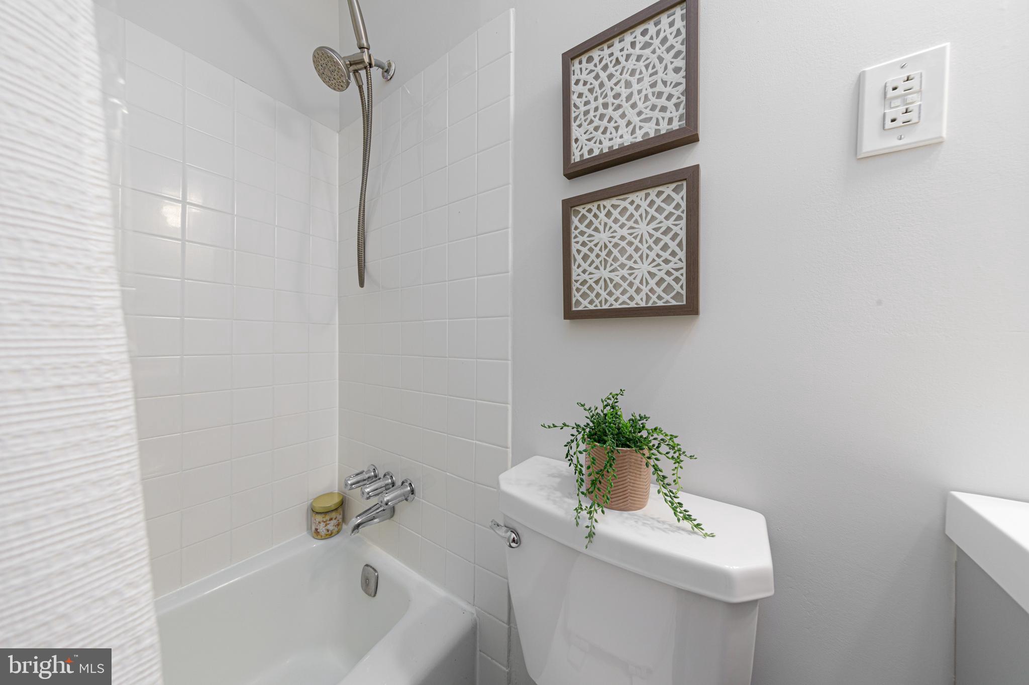 11623 Vantage Hill Road, Unit 22C Reston, VA 20190 - Photo 19 of 34 Primary Bathroom