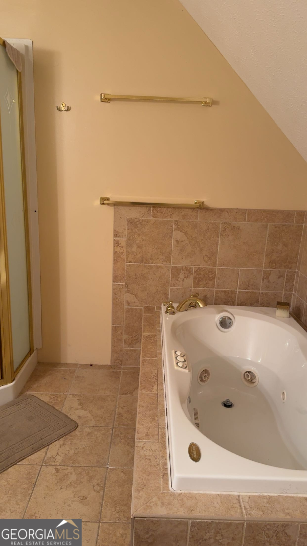 621 Highway 22 Sparta, GA 31087 - Photo 18 of 36 a bathroom with a tub