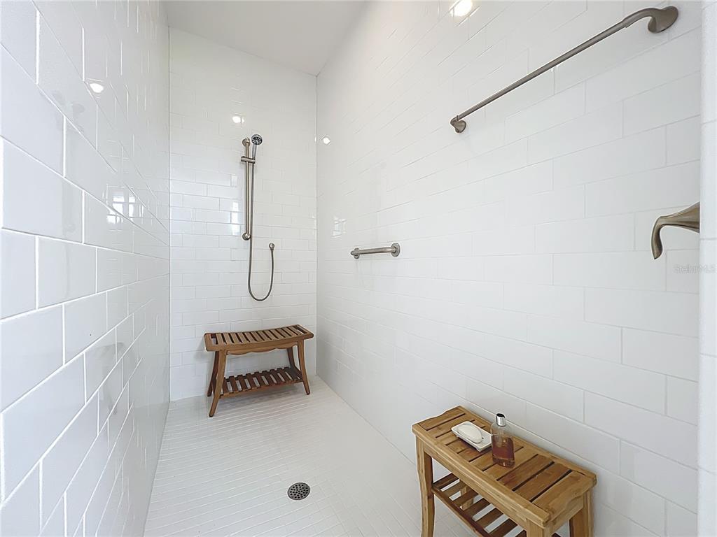 10220 Bay Lake Road Groveland, FL 34736 - Photo 28 of 67 a bathroom with a tub