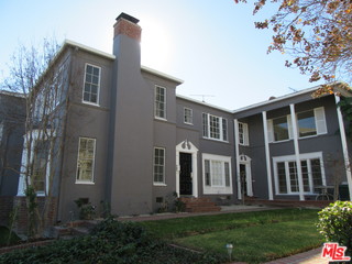 437 Shirley Place, Unit D Beverly Hills, CA 90212 - Photo 15 of 16 a front view of a house with a yard