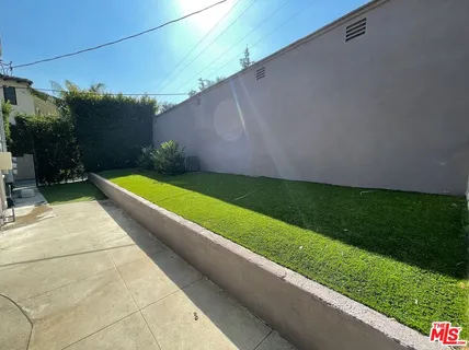 $4,995 | 437 Shirley Place, Unit D, Beverly Hills, CA 90212