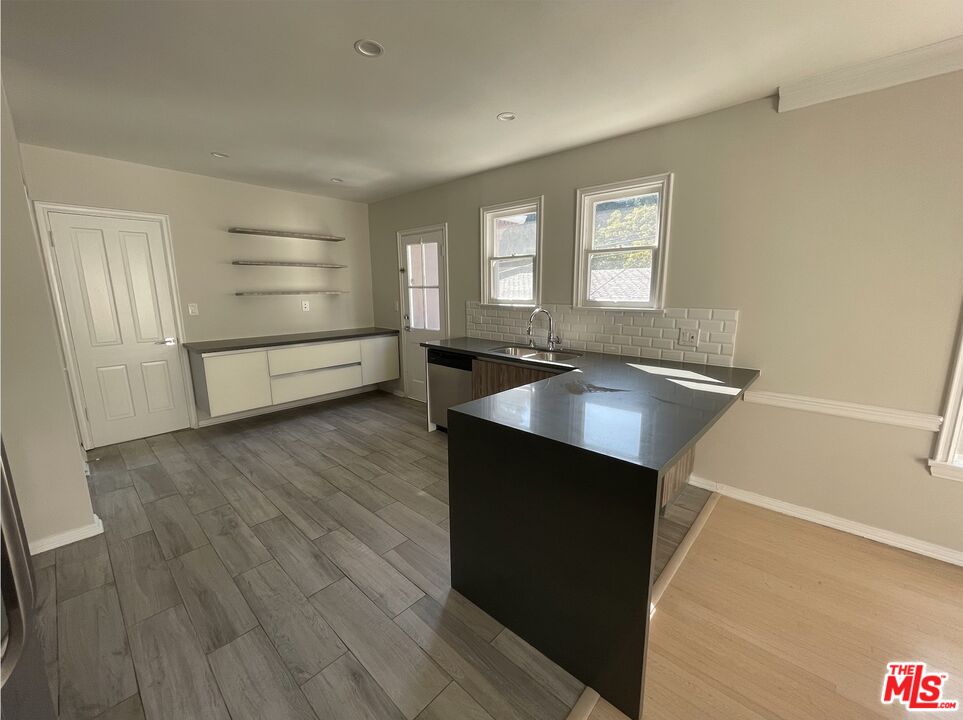 437 Shirley Place, Unit D Beverly Hills, CA 90212 - Photo 6 of 16 a room with wooden floor and window