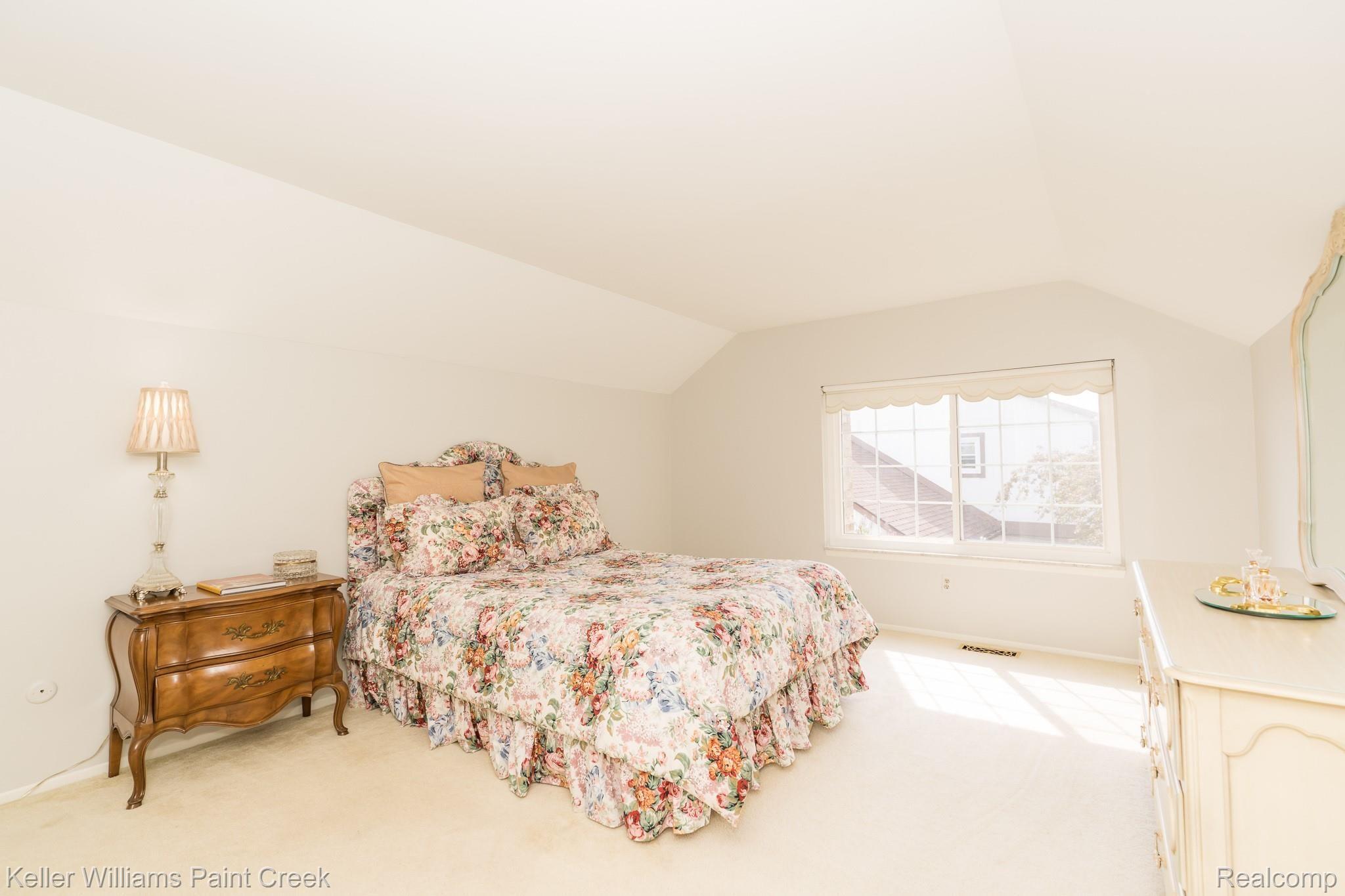 518 Kentucky Drive Rochester, MI 48307 - Photo 22 of 42 Spacious bedroom on upper level