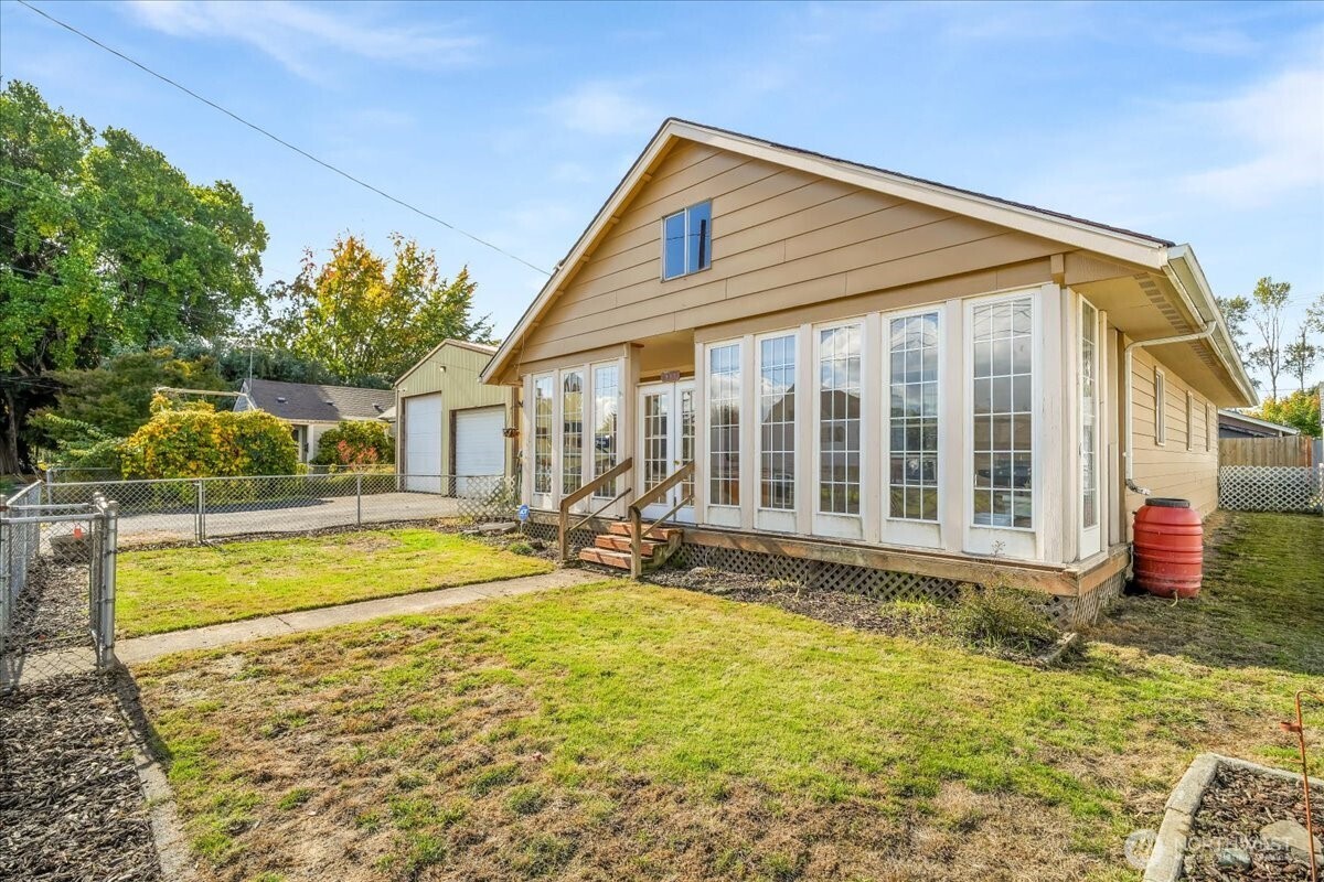 913 3rd Avenue South Kelso, WA 98626 - Photo 2 of 27