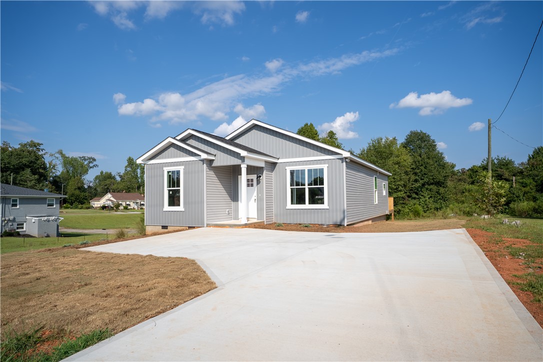 405 South Cherry Street Seneca, SC 29678 - Photo 1 of 34