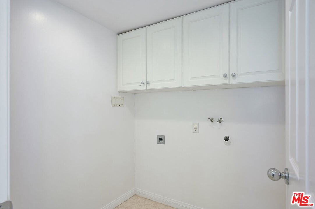 4250 Vía Dolce, Unit 321 Marina del Rey, CA 90292 - Photo 29 of 42 a view of cabinets