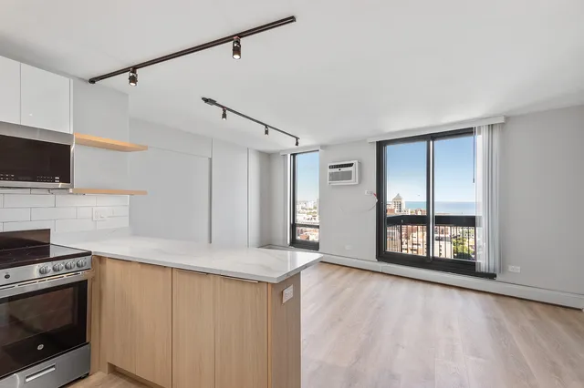 $2,216 | 6166 North Sheridan Road, Unit 14D, Chicago, IL 60660