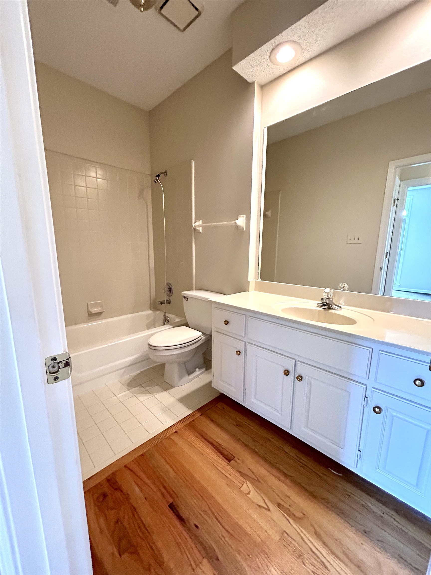 8528 Trinity Road Memphis, TN 38018 - Photo 13 of 21 a spacious bathroom with a double vanity sink a mirror and a bathtub