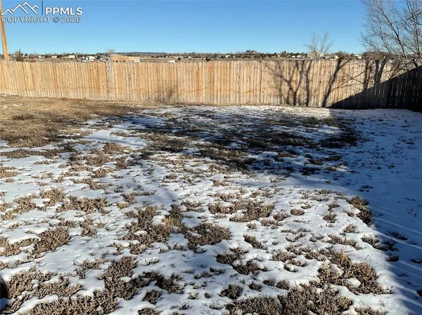 a view of a back yard