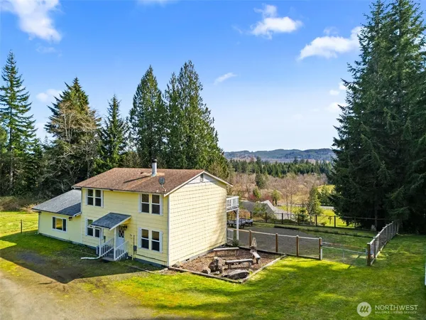 a view of a house with a yard