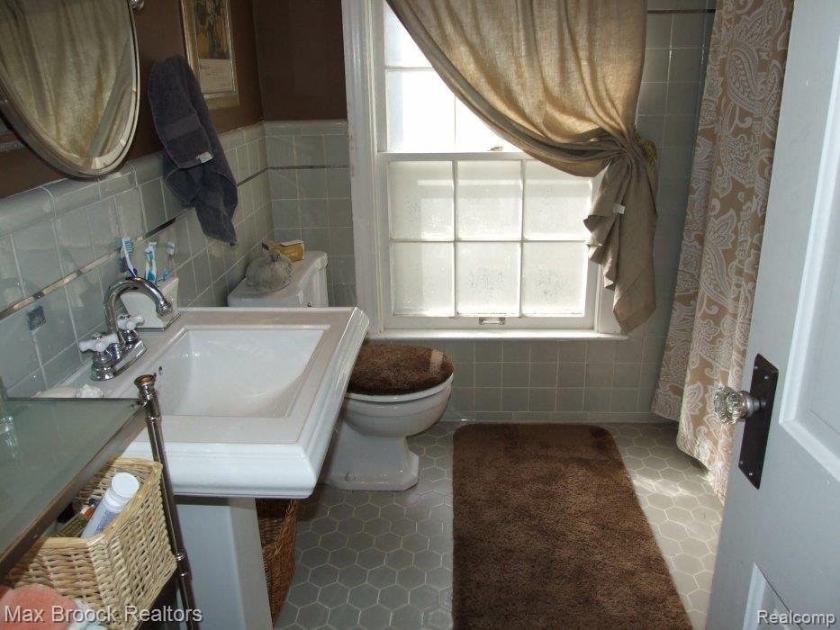 2715 Trafford Road Royal Oak, MI 48073 - Photo 10 of 16 Bathroom