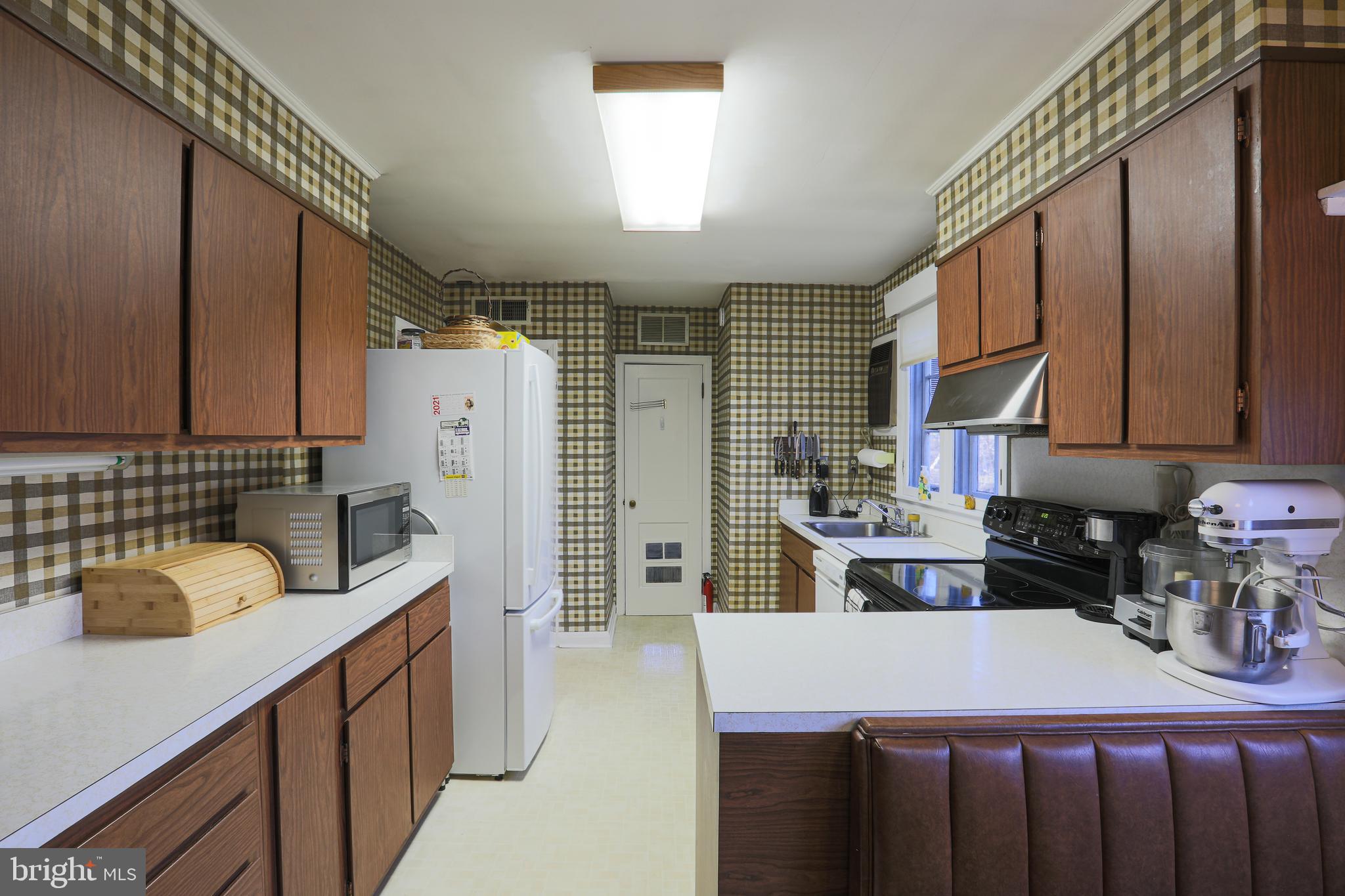 2606 Old Court Road Baltimore, MD 21208 - Photo 17 of 59 Kitchen with door to laundry room