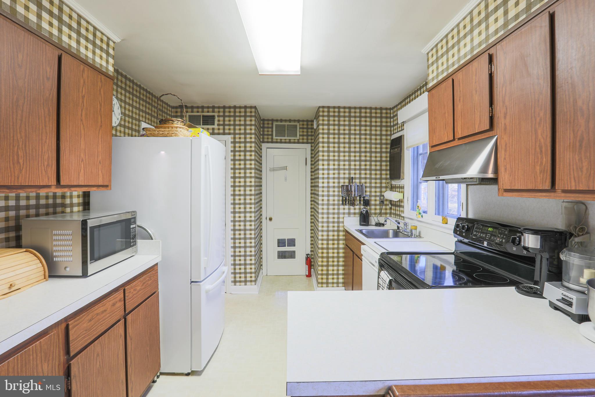 2606 Old Court Road Baltimore, MD 21208 - Photo 18 of 59 Wood cabinets