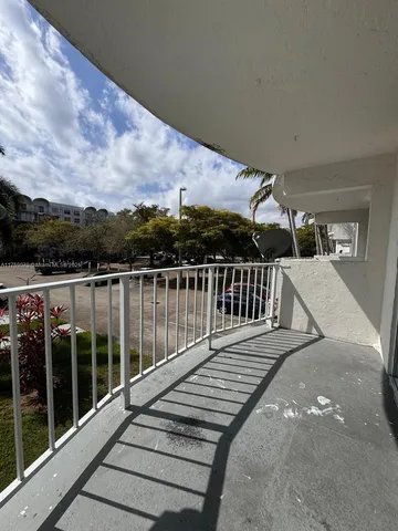 $1,400 | 484 Northwest 165th St Road, Unit A214, Miami, FL 33169