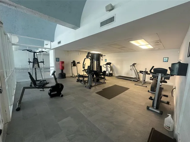 $1,400 | 484 Northwest 165th St Road, Unit A214, Miami, FL 33169