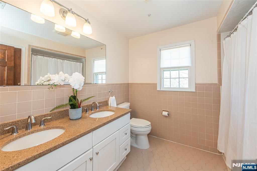 5 Robin Hill Road North Caldwell, NJ 07006 - Photo 23 of 32