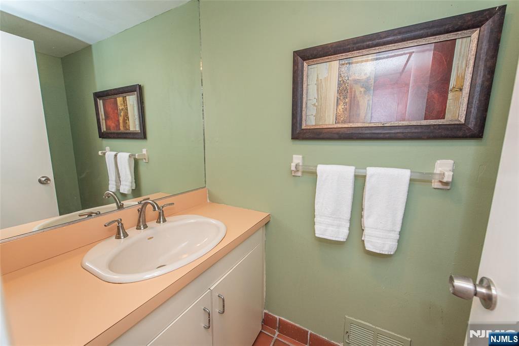 5 Robin Hill Road North Caldwell, NJ 07006 - Photo 30 of 32