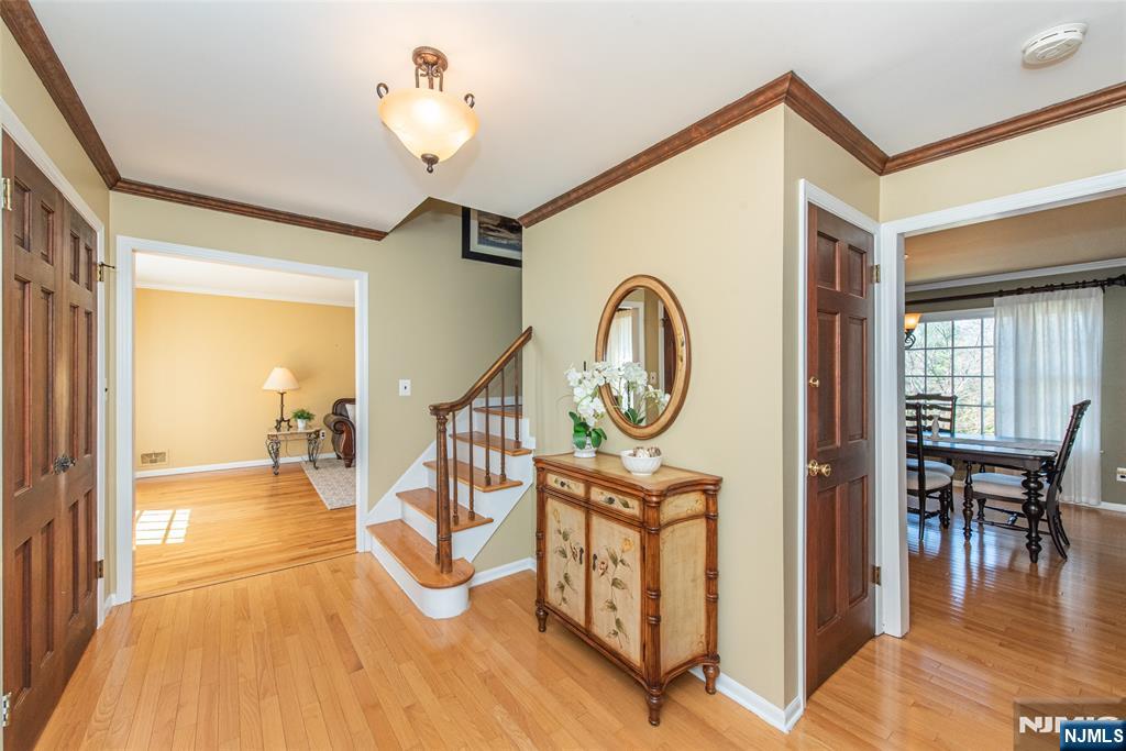 5 Robin Hill Road North Caldwell, NJ 07006 - Photo 3 of 32