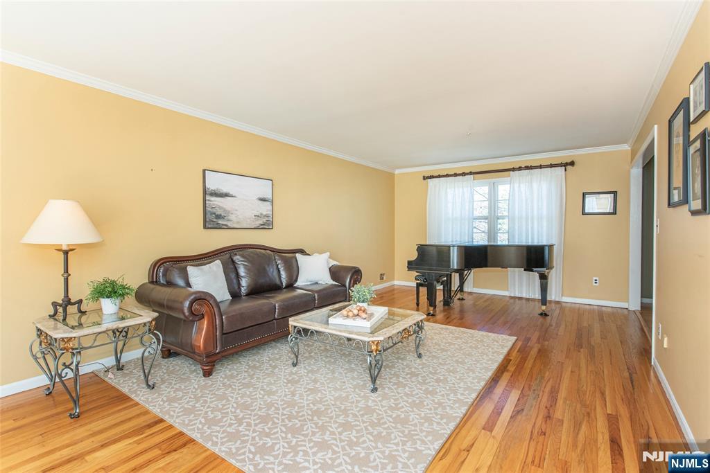 5 Robin Hill Road North Caldwell, NJ 07006 - Photo 4 of 32