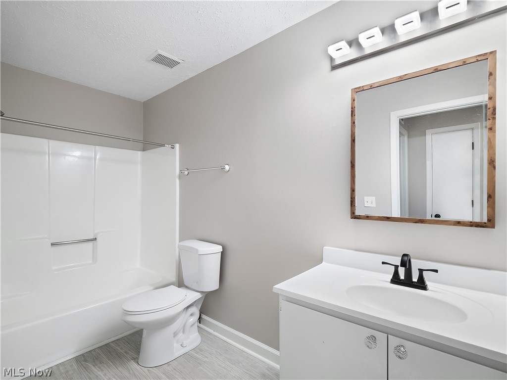 28300 Detroit Road, Unit D3 Westlake, OH 44145 - Photo 30 of 37 Main bathroom