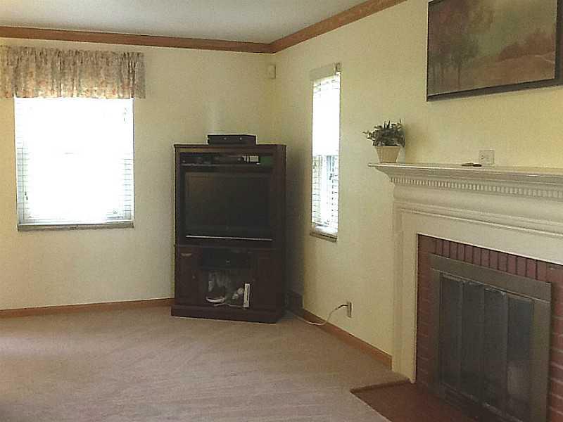 740 Scott Road Mt. Lebanon, PA 15228 - Photo 6 of 25 Living Room.