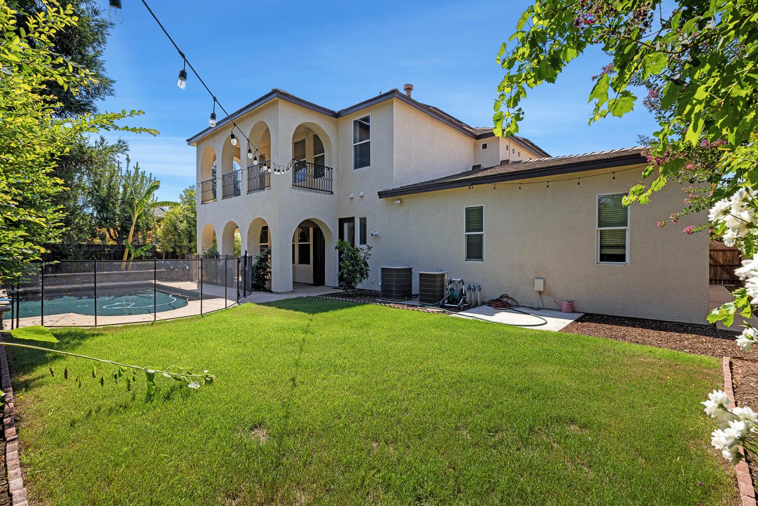 3133 Everglade Avenue Clovis, CA 93619 - Photo 30 of 33 a front view of a house with garden
