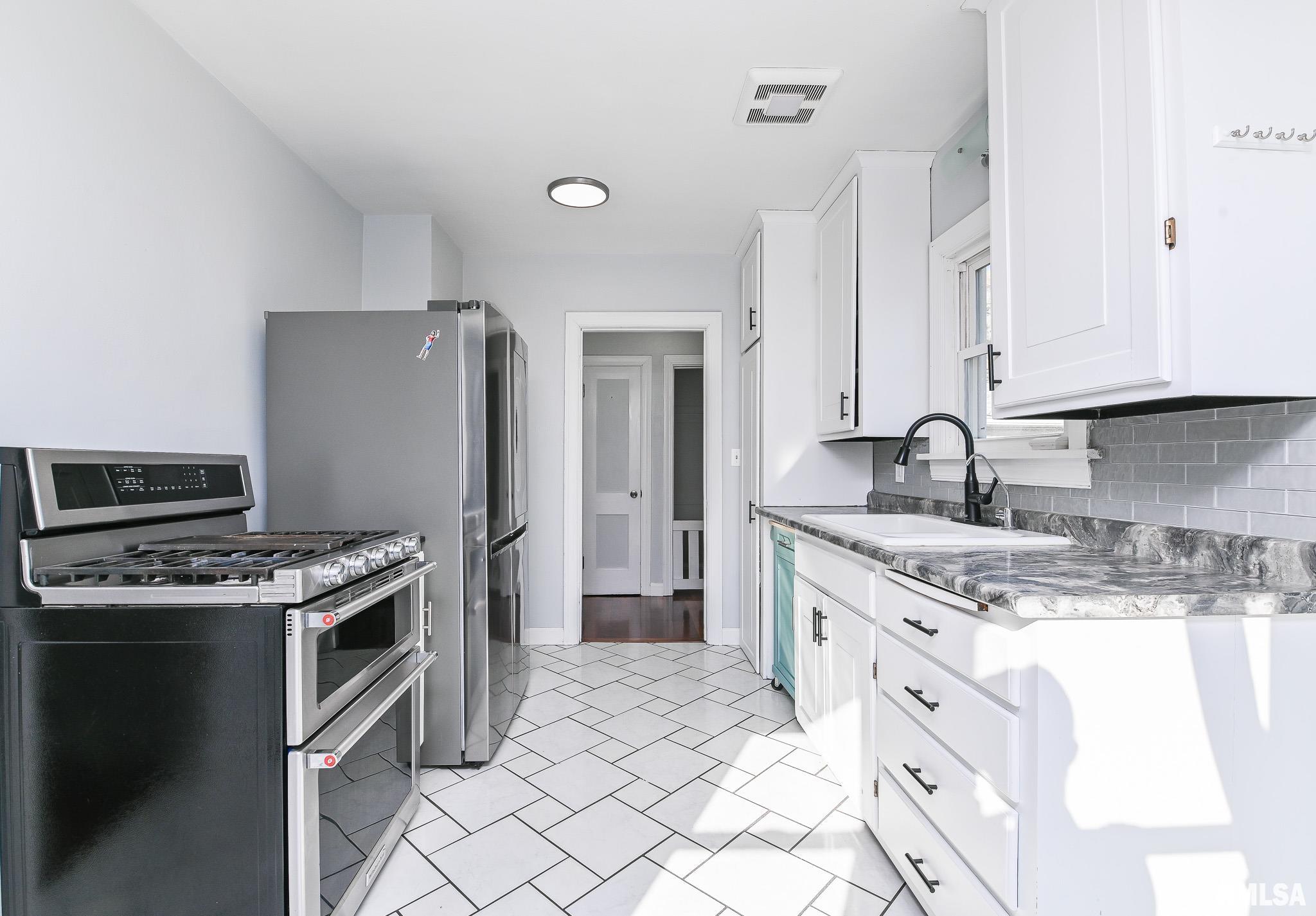 1002 Black Street Pekin, IL 61554 - Photo 11 of 26