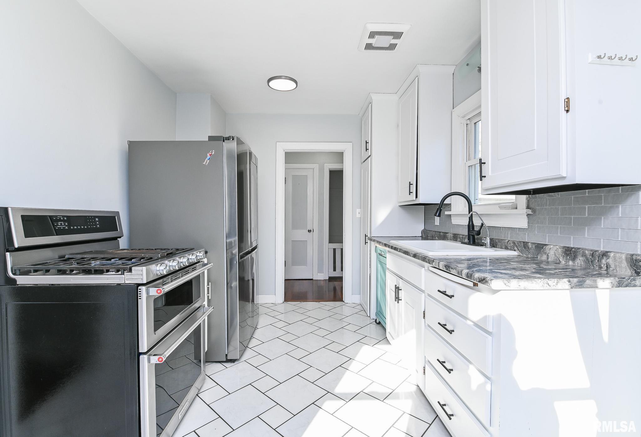 1002 Black Street Pekin, IL 61554 - Photo 2 of 26