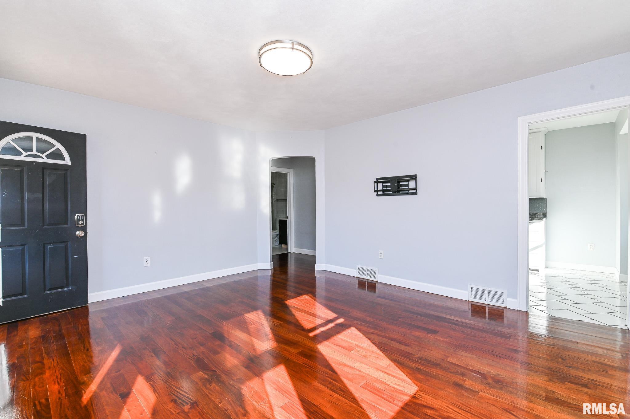 1002 Black Street Pekin, IL 61554 - Photo 4 of 26