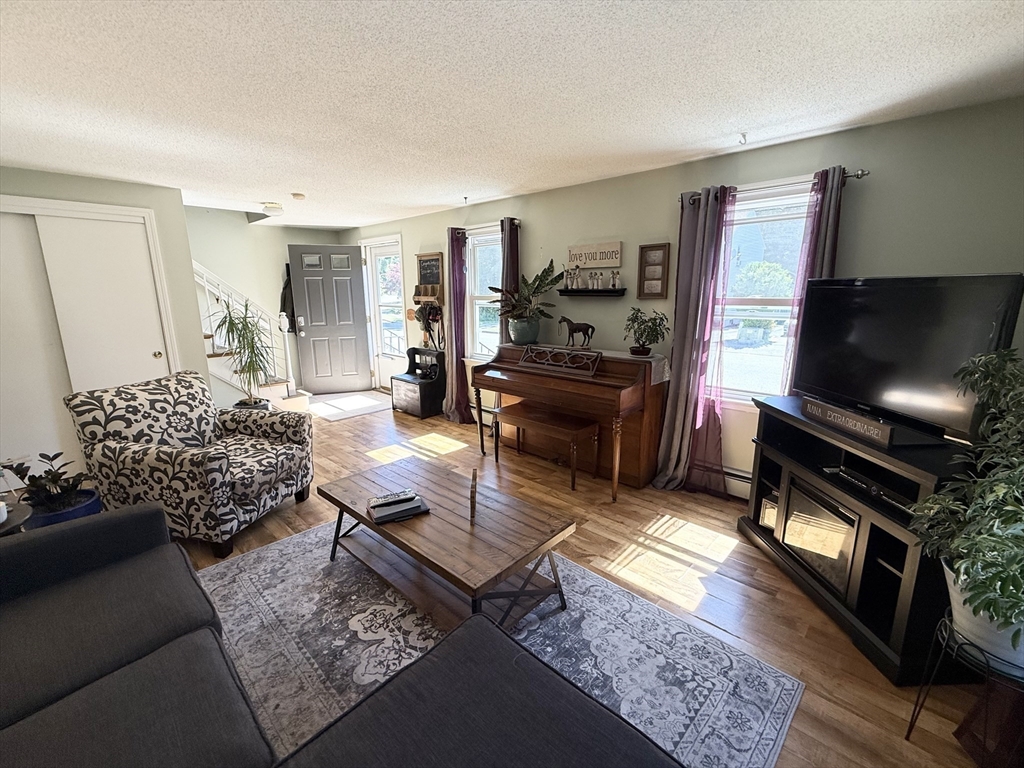 48 Vincent Circle Worcester, MA 01604 - Photo 4 of 31