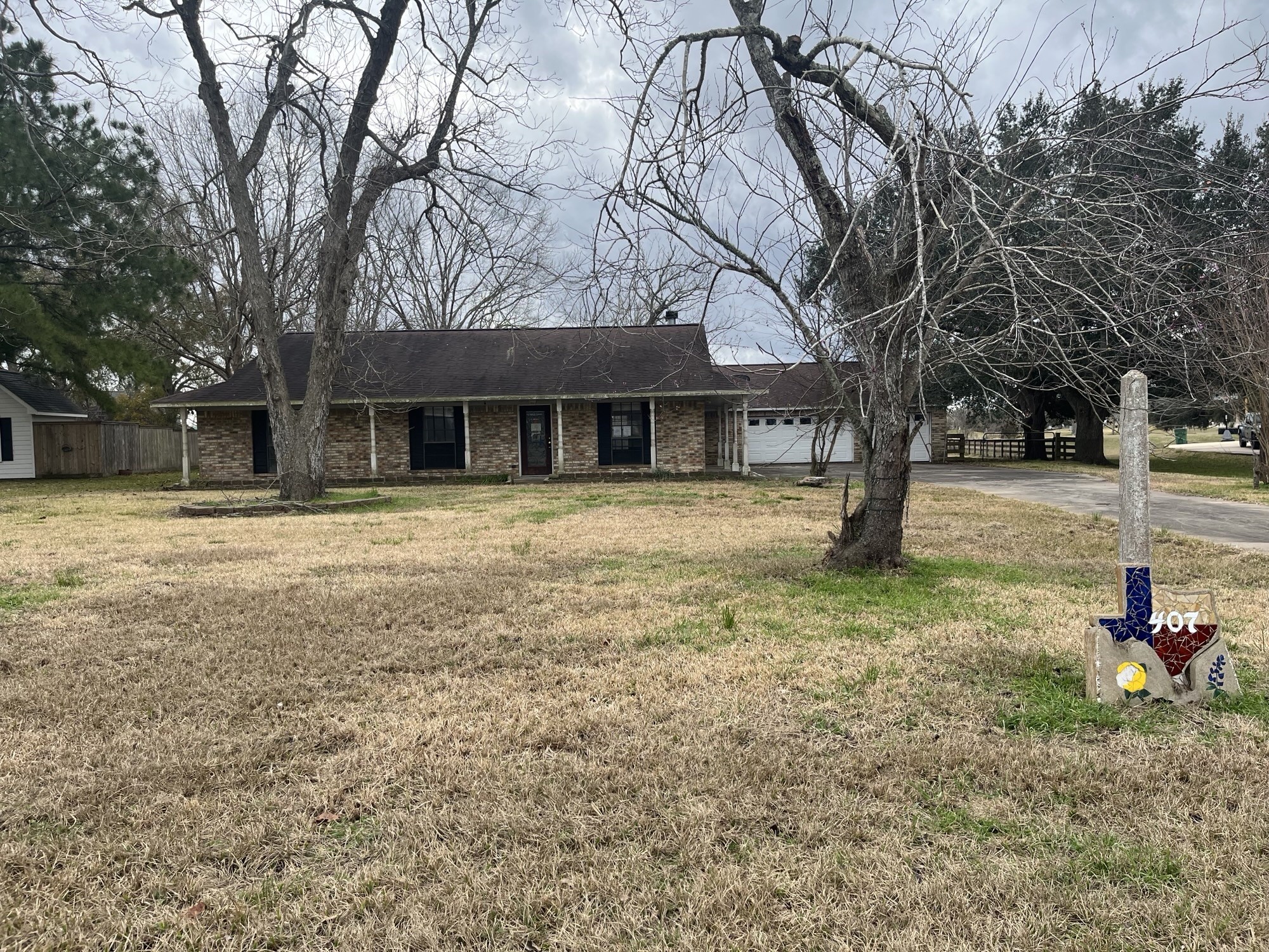 407 Branding Iron Circle Angleton, TX 77515 - Photo 1 of 19