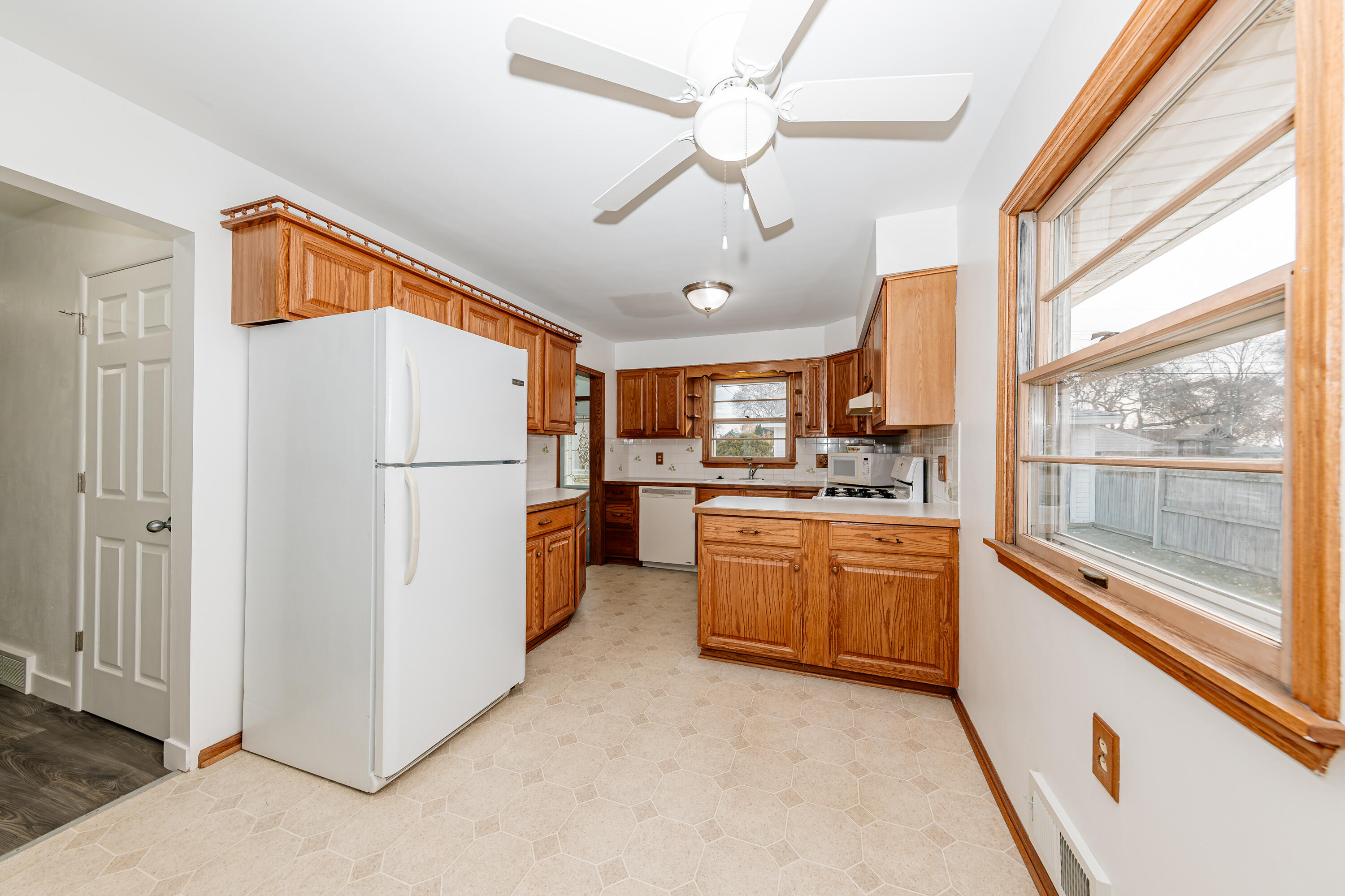 2327 Ohio Street Racine, WI 53405 - Photo 7 of 34 2327 Ohio St-9