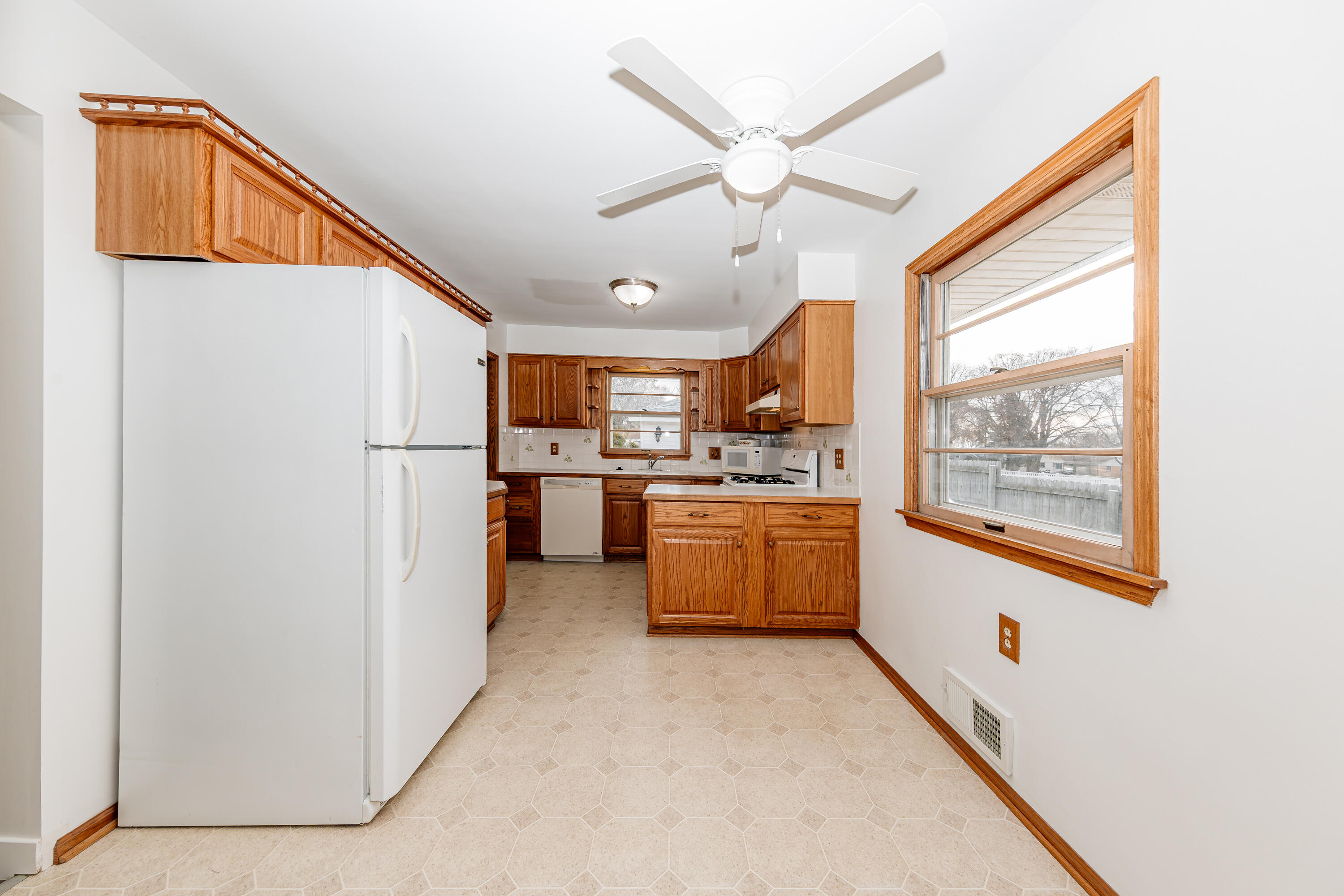 2327 Ohio Street Racine, WI 53405 - Photo 8 of 34 2327 Ohio St-10