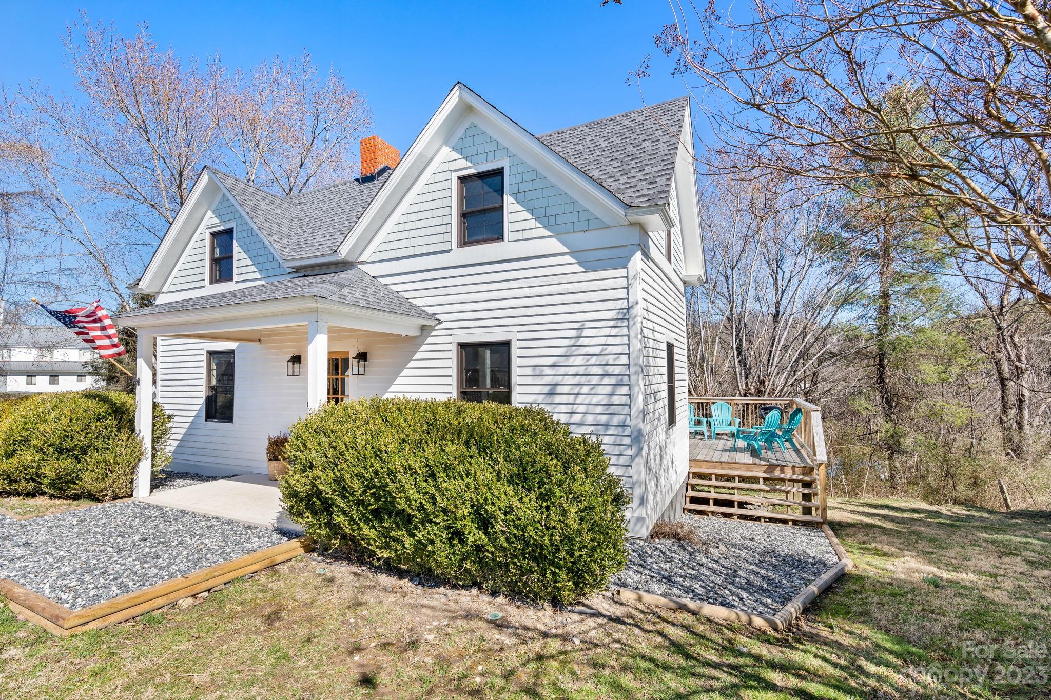 29 South School Road Marshall, NC 28753 - Photo 3 of 24 a front view of a house with garden