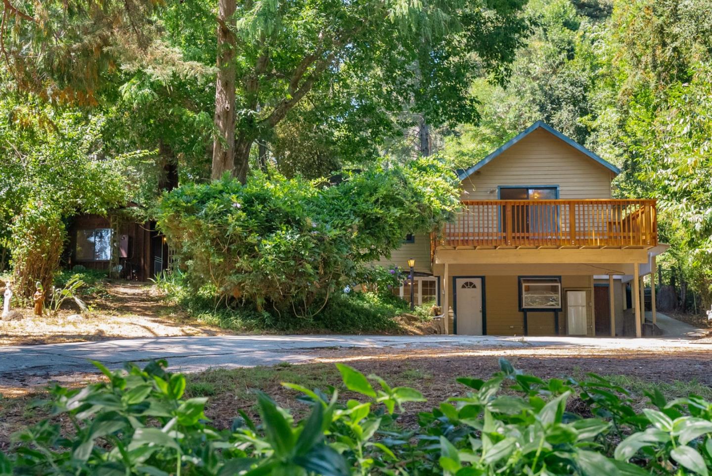 a view of a yard in front of house