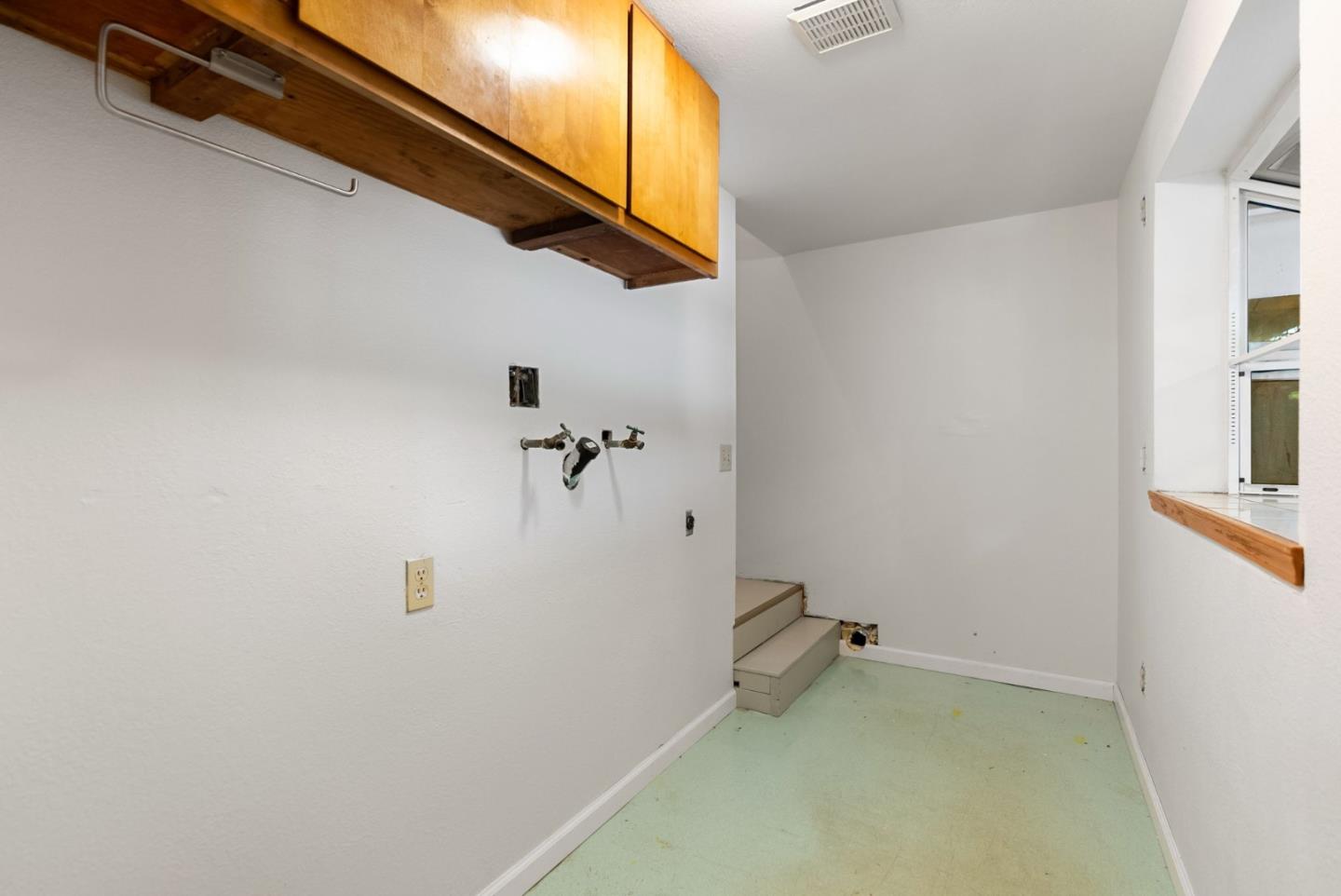 324 Felton Empire Road Felton, CA 95018 - Photo 26 of 43 a view of a small room